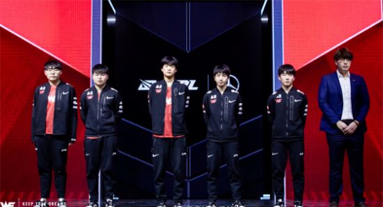 中国战队夺得2025电竞世界杯首金的背后故事